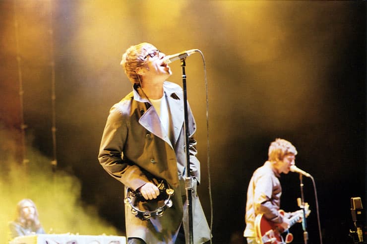 Noel and Liam Gallagher performing in San Diego, 18 September 2005